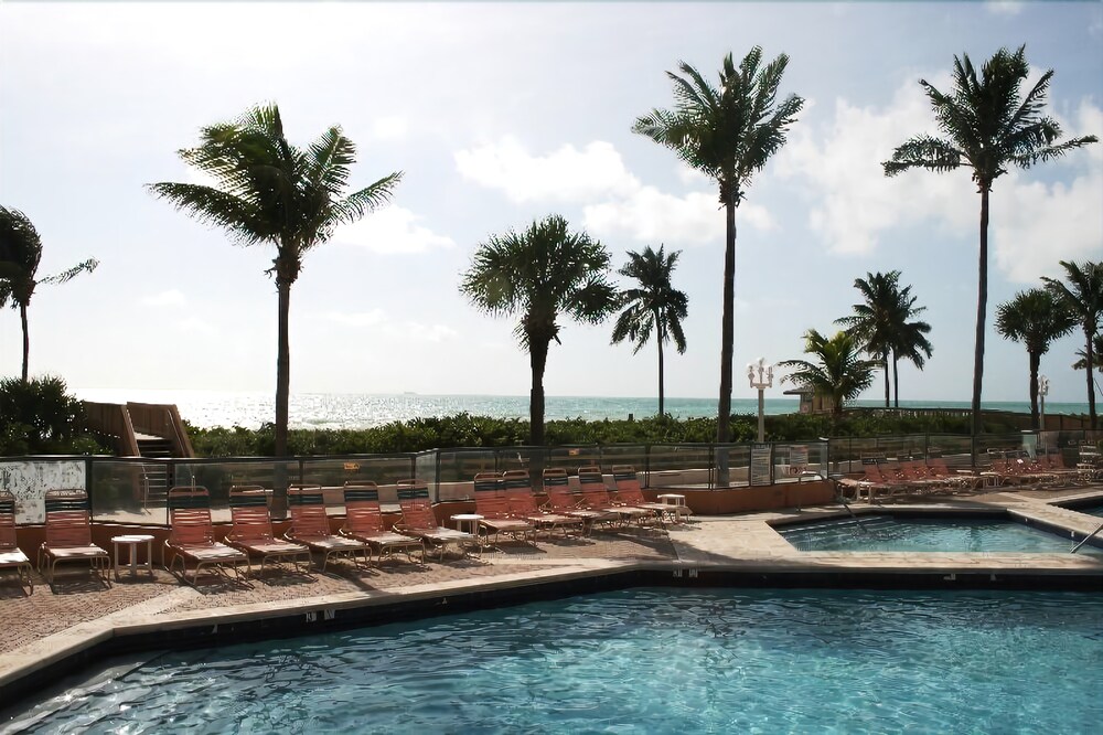 Hollywood Beach Resort Studio With 2 Double Beds - photo 16
