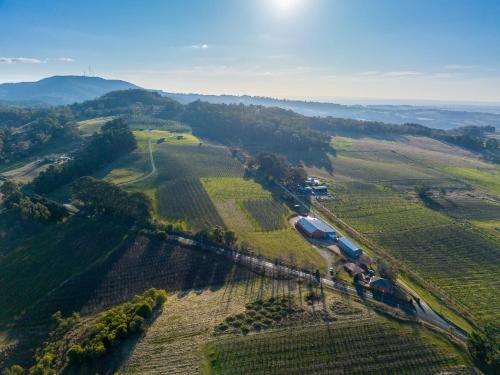 Panoramic Views on Pinnacle 3 Bedroom Farm Stay — 4-Star Luxury Hotel in Orange, Australia