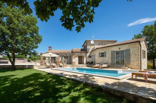 Rustic Villa Sambucus with a pool in Istria — 4-Star Luxury Hotel in Sveti Lovrec Pazenaticki, Croatia