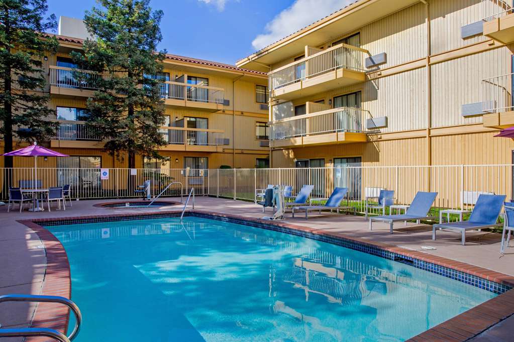 La Quinta Inn & Suites by Wyndham Oakland Hayward - photo 8