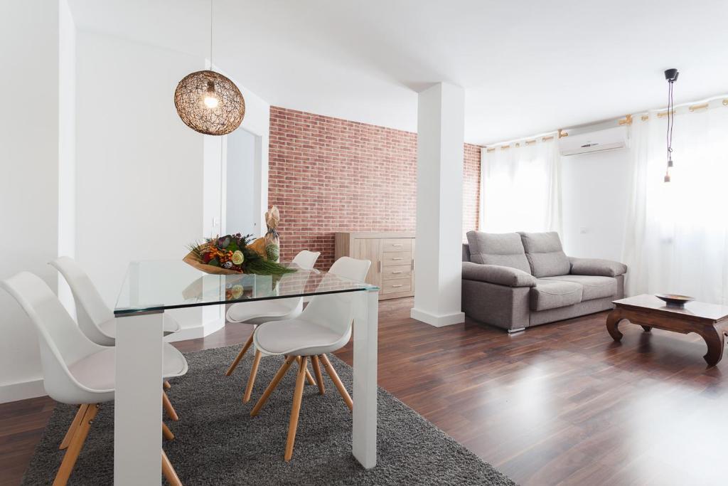 Apartamento para 4 con terraza en el centro — 4-Star Luxury Hotel in Girona, Spain