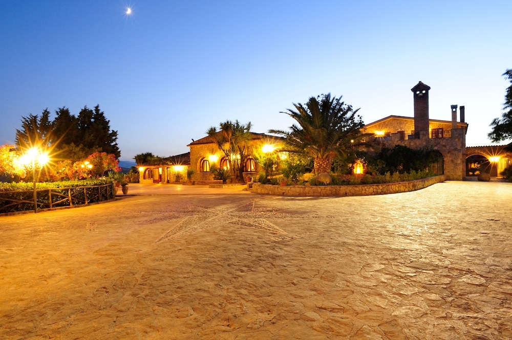 Villa Dafne — 4-Star Luxury Hotel in Alia, Italy