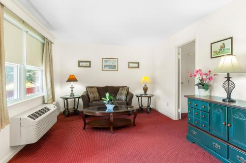 Blue Spruce Inn & Suites - photo 22