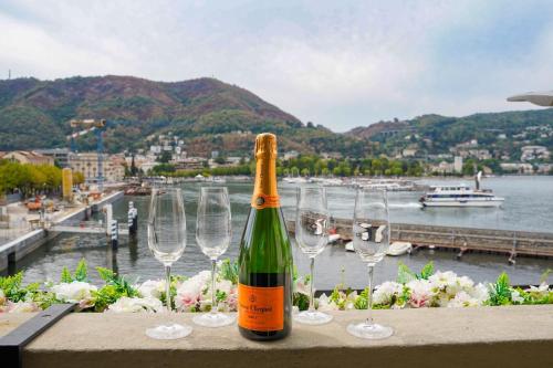 Appartamento Esclusivo Fronte Lago in Centro a Como Con Garage — 4-Star Luxury Hotel in Como, Italy