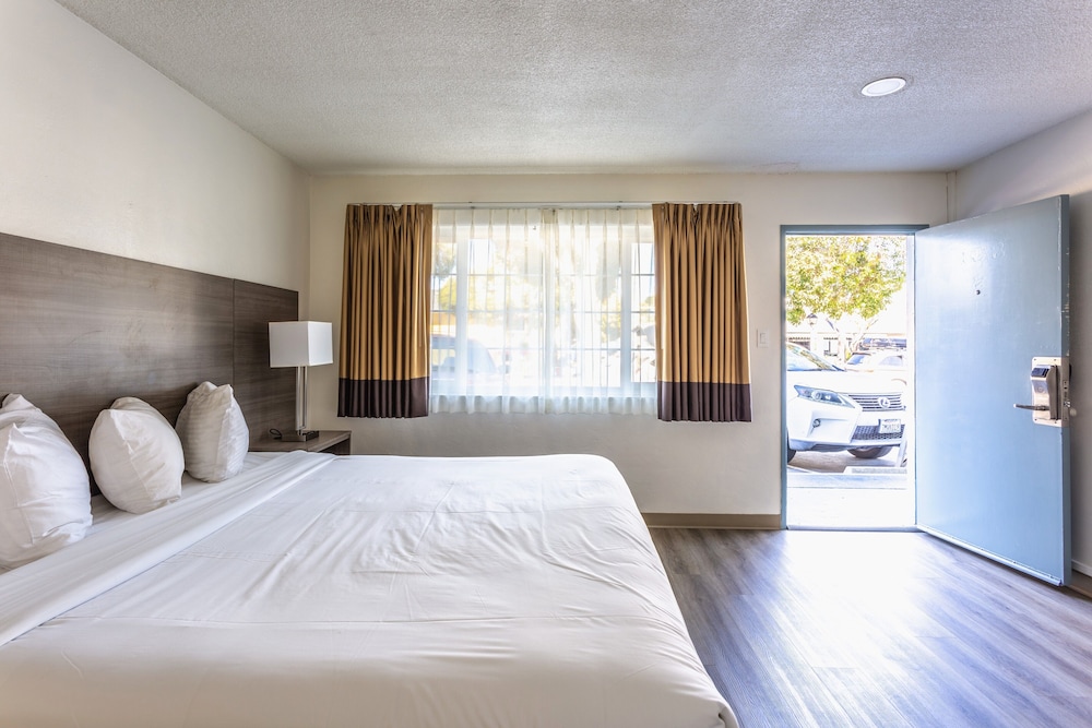 Coastal Breeze Inn - photo 20