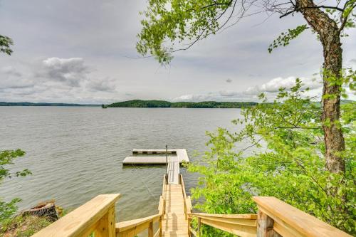 Fox Berry Hill Lakefront with Dock Launch & Hot Tub — hotel in Waverly