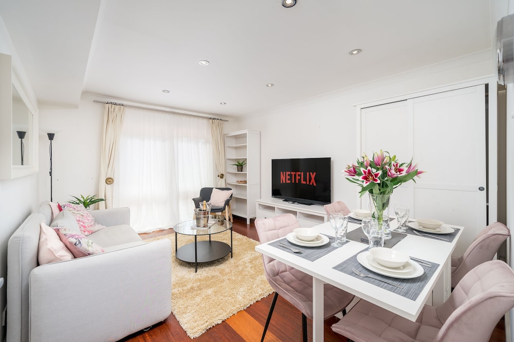 Deluxe 2Bed Duplex Apartment & parking — 4-Star Luxury Hotel in London, United Kingdom