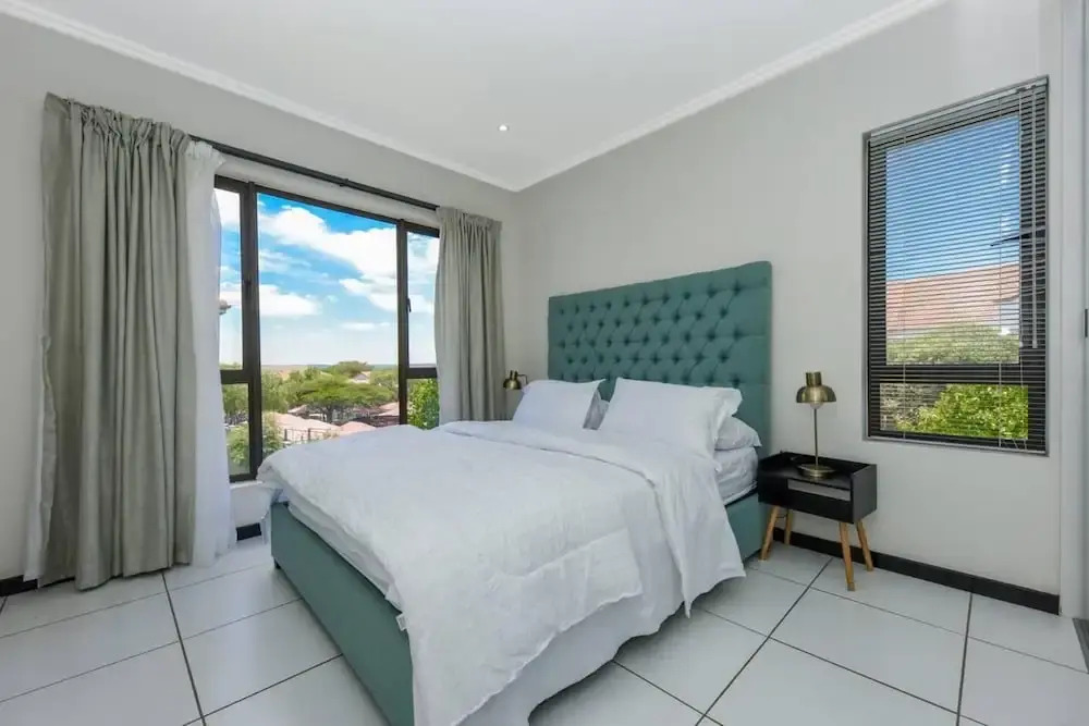 2 Bed Flat Sleeps 4 Pool Garden Parking — 4-Star Luxury Hotel in Johannesburg, South Africa