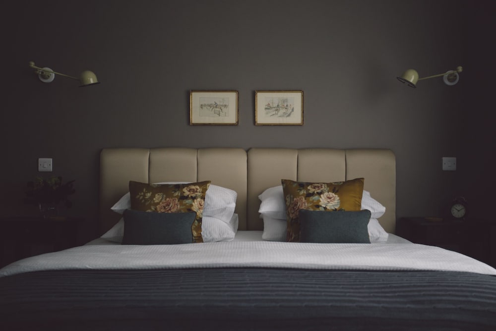 Langland Cove Guesthouse — 5-Star Luxury Hotel in Swansea, United Kingdom