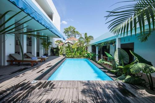 Deluxe Tropical 6 BR Villa Near Beach — 4-Star Luxury Hotel in Canggu, Indonesia