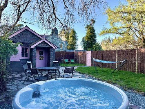 Tiny Romantic Retreat with Hot Tub on a Country Estate near Cardigan Bay in Eryri Snowdonia — hotel in Llanbedr