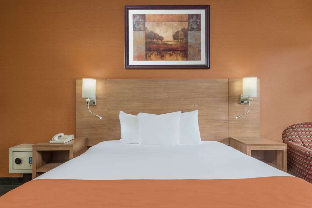 Days Inn by Wyndham Columbus Fairgrounds - photo 9