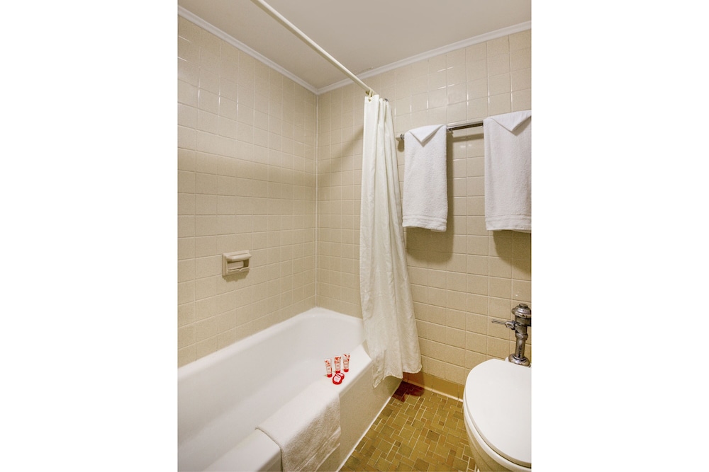 OYO Hotel Mauldin SC South Main Street - photo 23