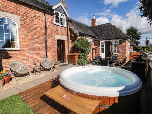 Orchard Cottage — 5-Star Luxury Hotel in Ashbourne, United Kingdom