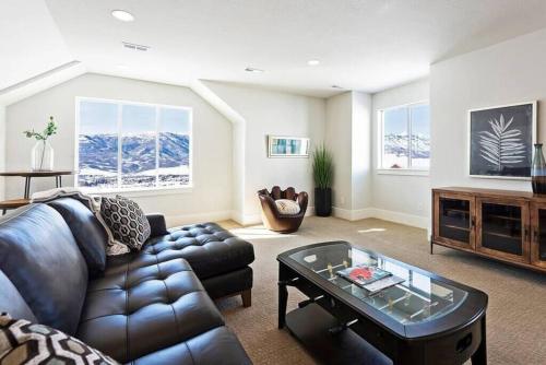Mountain Zen with Game Room and 2 Living Areas in Eden, United States