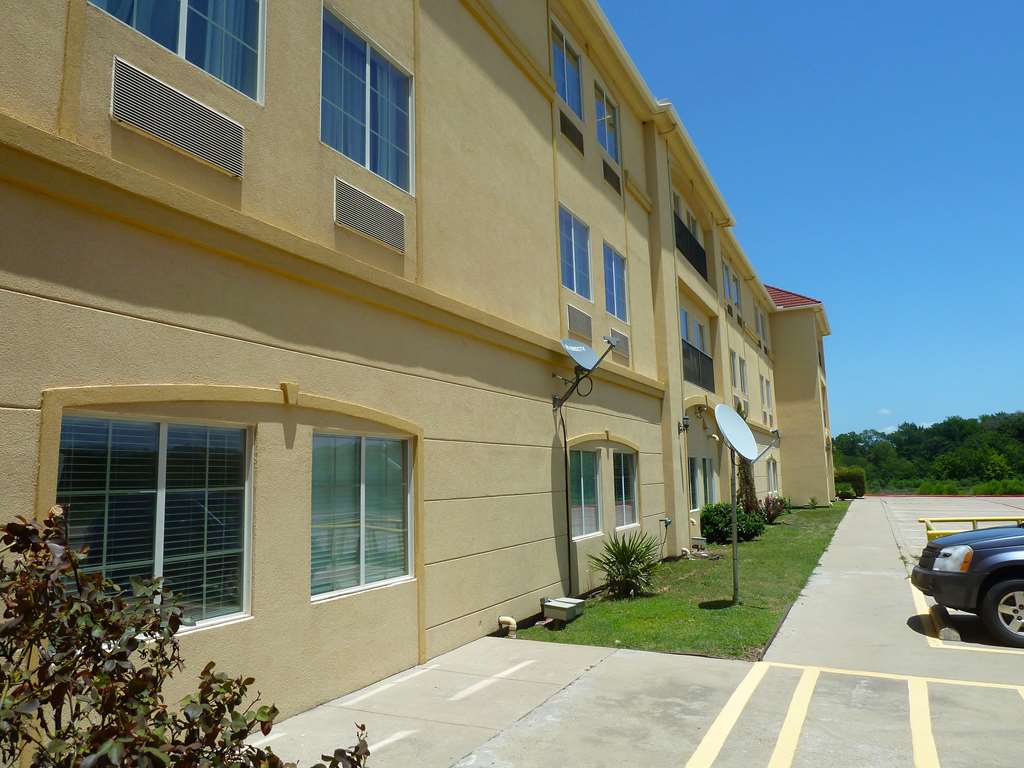 Americas Best Value Inn & Suites Gun Barrel City - photo 2