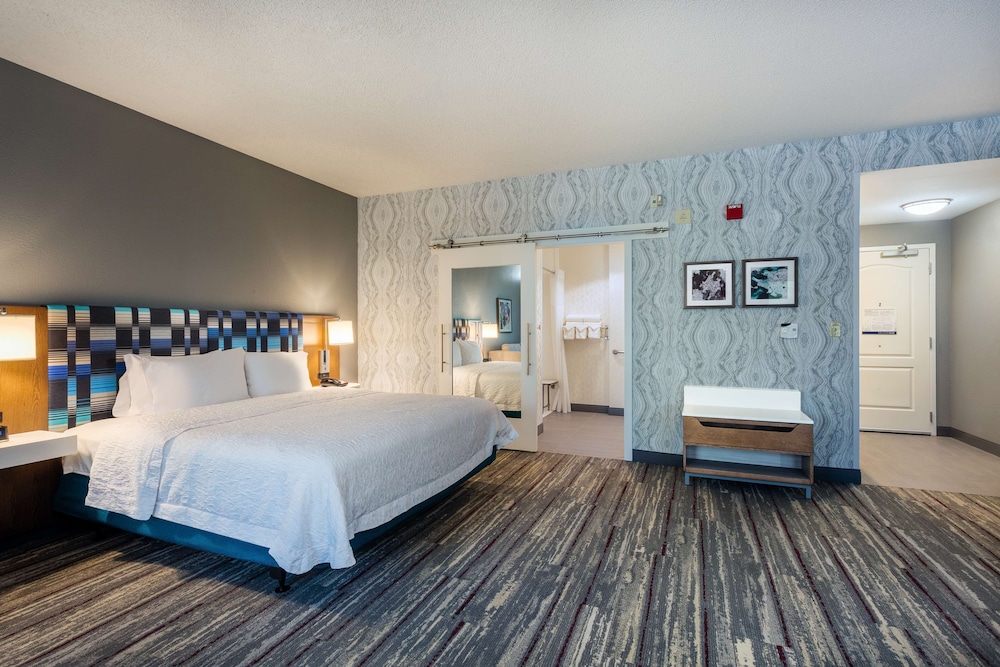 Hampton Inn & Suites Herndon Reston - photo 12