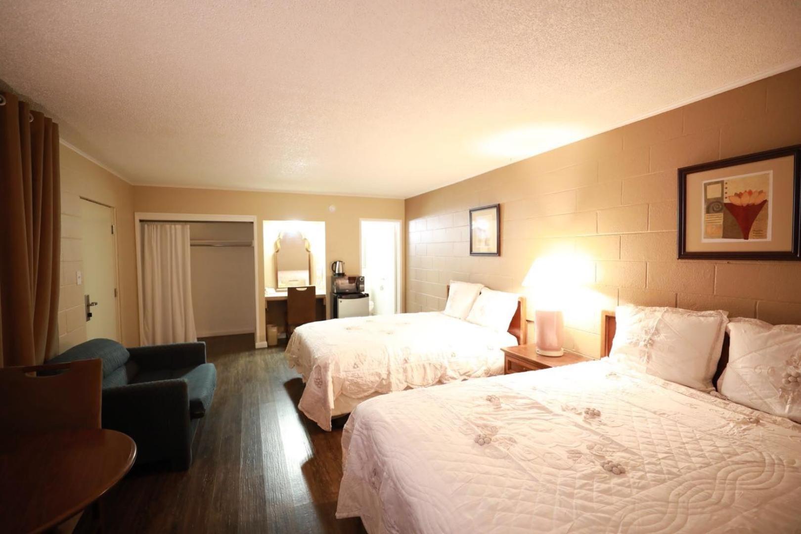 Royal Inn and Suites - photo 15