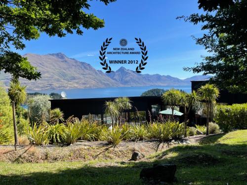 Award Winning Modern Retreat with Hot Tub & Views — 4-Star Luxury Hotel in Queenstown, New Zealand
