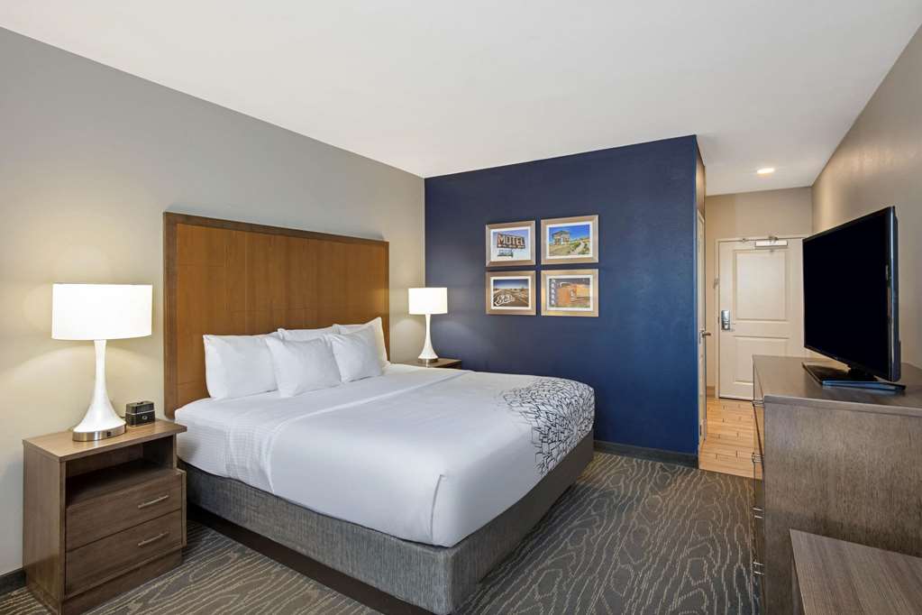 La Quinta Inn & Suites by Wyndham Kingman - photo 29