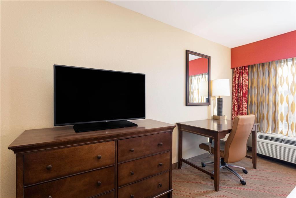 La Quinta Inn & Suites by Wyndham Pigeon Forge - photo 28