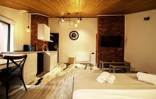 Top Location Cozy Wooden Ceiling Apt by Wehost