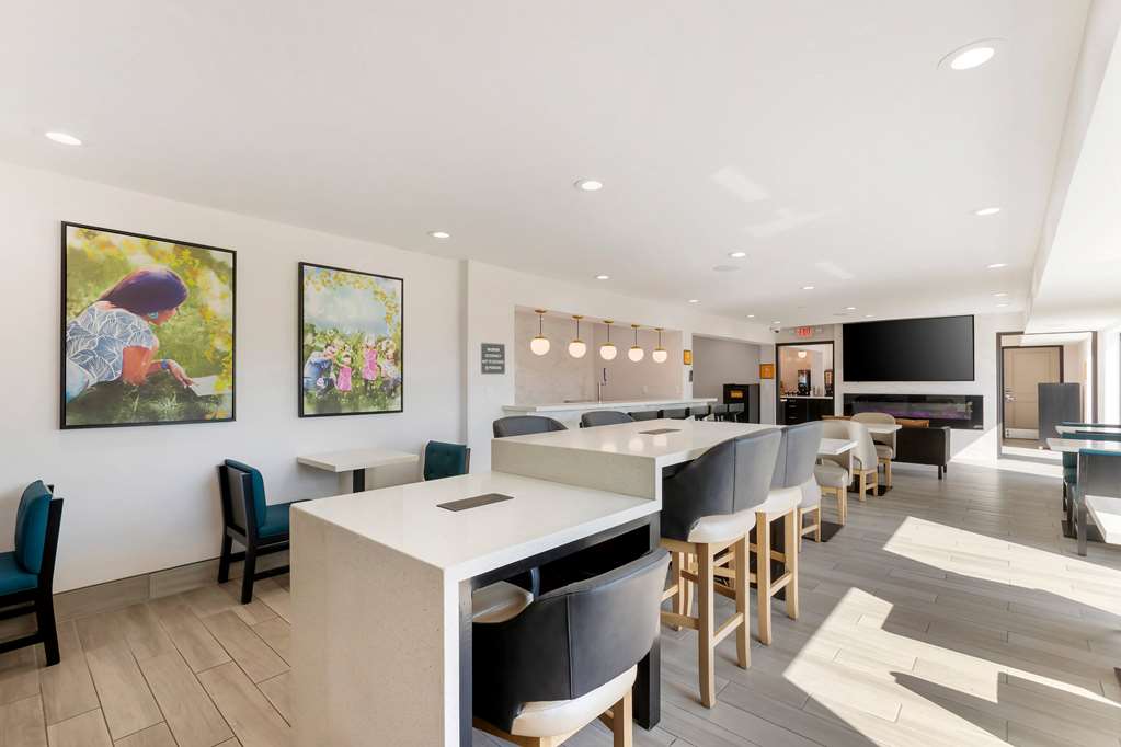 La Quinta Inn & Suites by Wyndham Des Moines West Clive - photo 28