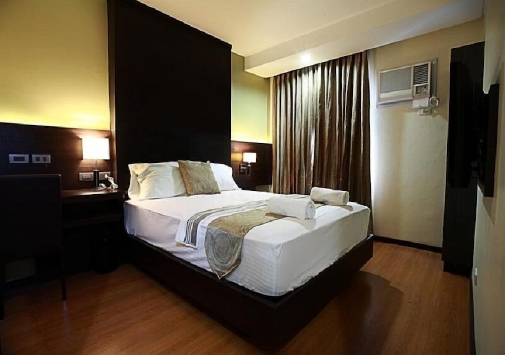 ZEN Rooms Lorenzzo Suites Makati