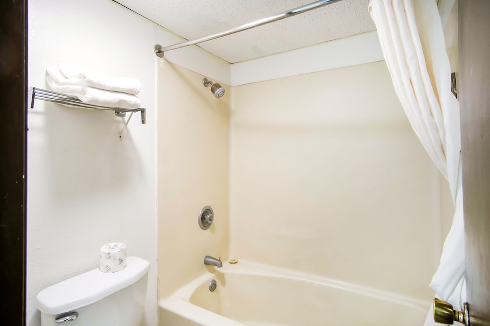 OYO Hotel Hutchinson West 4th Ave - photo 52
