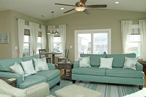 Porpoise Driven Life by Oak Island Accommodations - photo 3