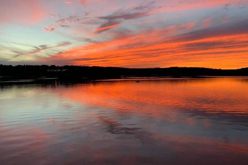 Waterfront Walk Out with Private Terrace — 4-Star Luxury Hotel in Groton, United States