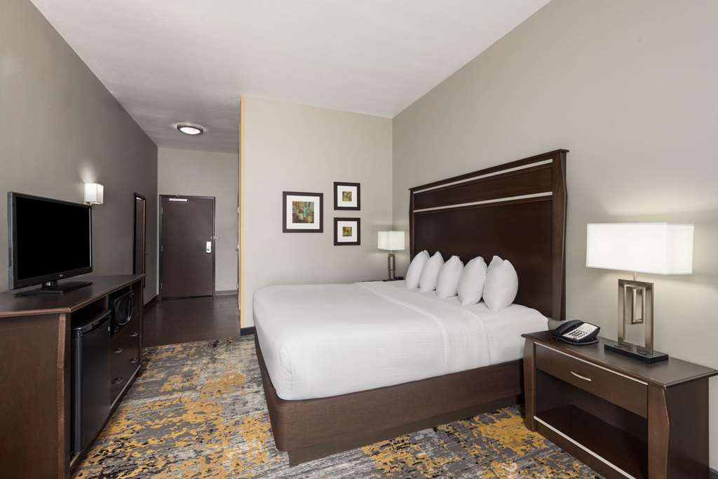 La Quinta Inn & Suites by Wyndham Sioux Falls - photo 33