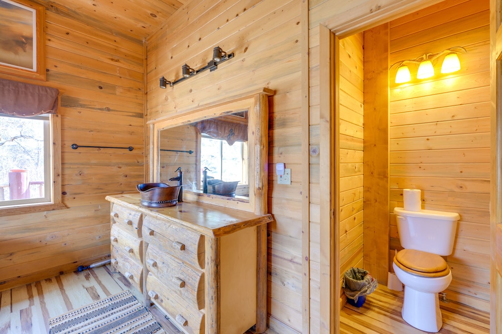 Salmon Vacation Rental w On site River Access - photo 7