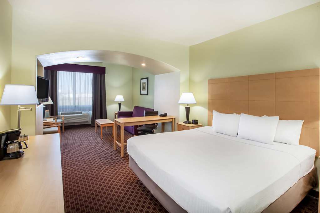 La Quinta Inn & Suites by Wyndham Odessa North - photo 14