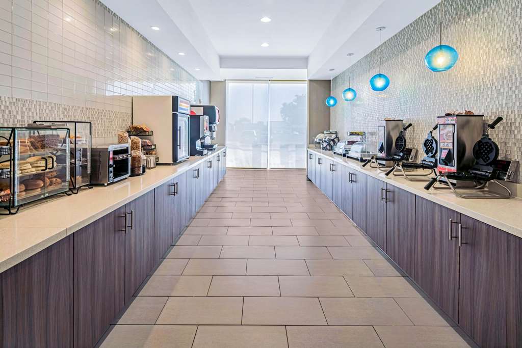 La Quinta Inn & Suites by Wyndham McAllen La Plaza Mall - photo 45
