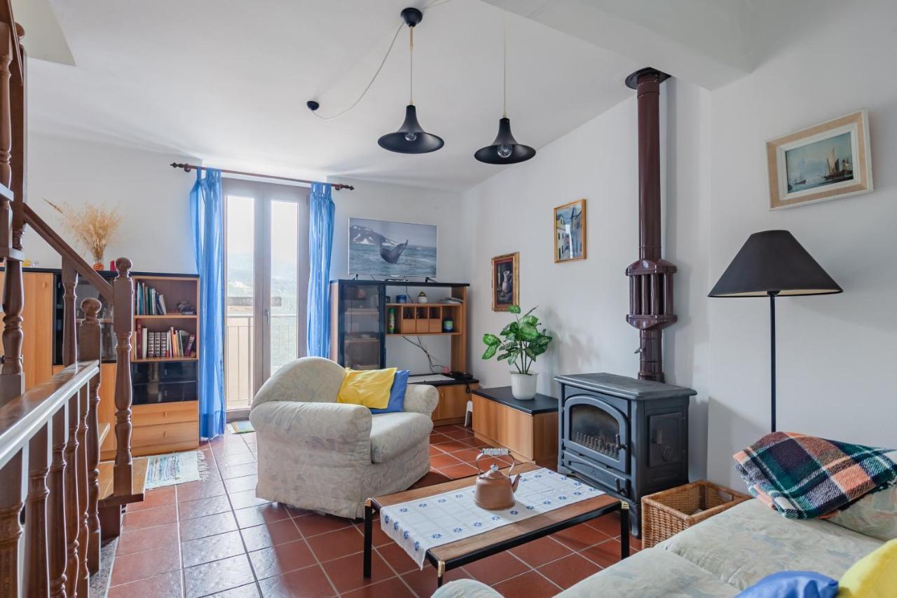 Guesthost Volastra Cozy Apt With Terrace And Seaview 18493348 — Volastra