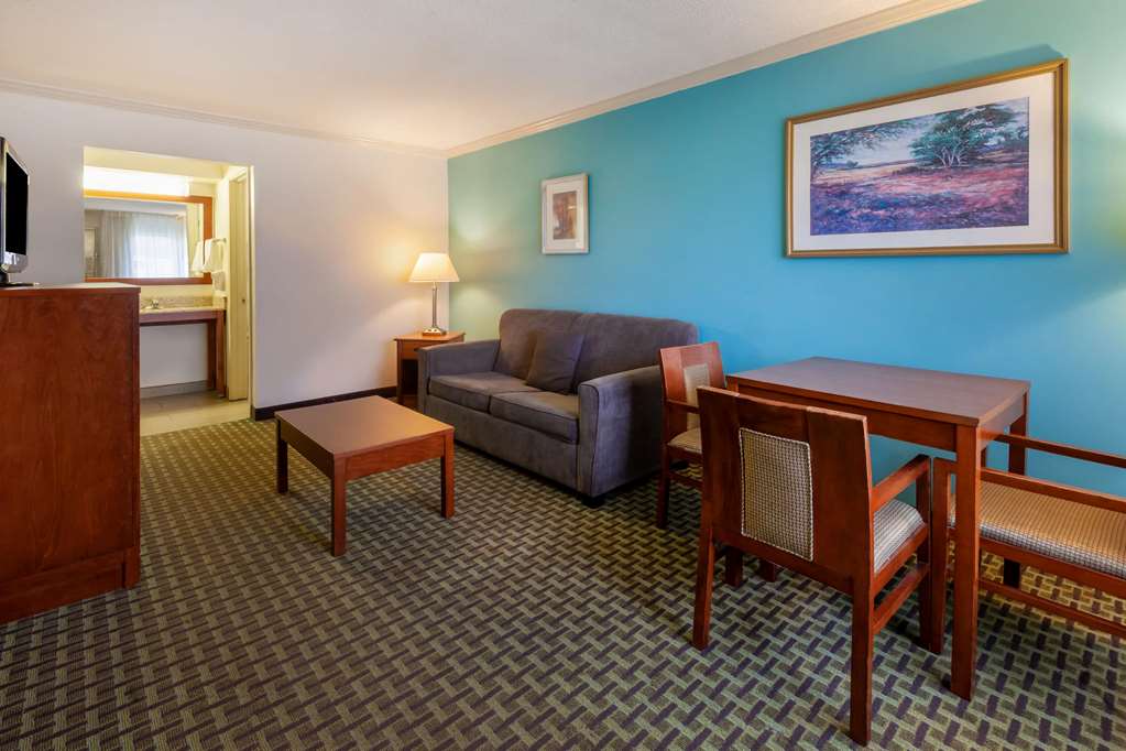 Days Inn by Wyndham Austintown - photo 25