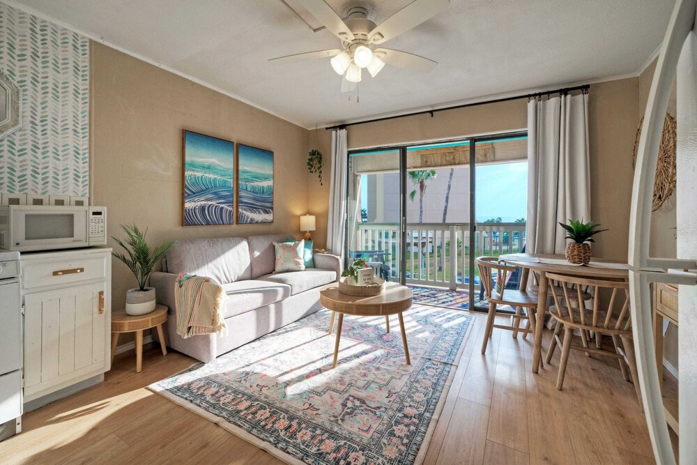 Private Balcony w Ocean View Pool & Hot Tub Access Ocean Echo by Avantstay in Corpus Christi, United States
