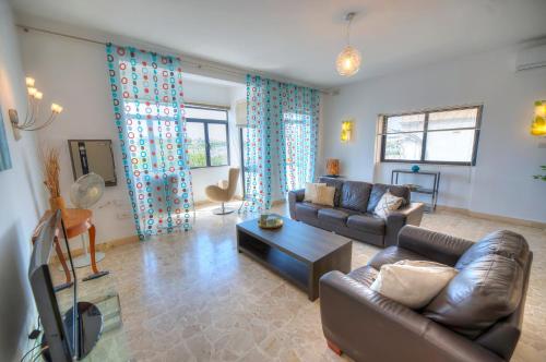 Enormous 3bedrooms seafront with balcony PDEH1 1 — 4-Star Luxury Hotel in Sliema, Malta