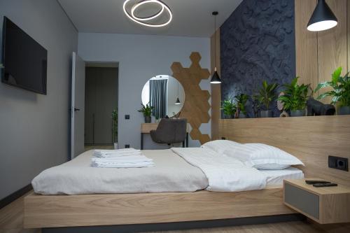 Stylish 2BR Flat with Balcony & Workspace — 4-Star Luxury Hotel in Chisinau, Moldova