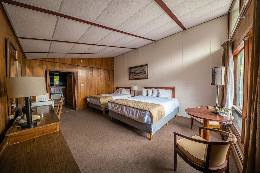 Park Motel And Cabins 19210736 — Tupper Lake