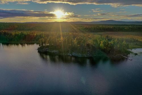 Private Island VESI The White Blue Wilderness Lodge — 4-Star Luxury Hotel in Inari, Finland