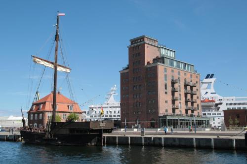 Meerblick Balkon und private Sauna im historischen Getreidespeicher — 4-Star Luxury Hotel in Wismar, Germany
