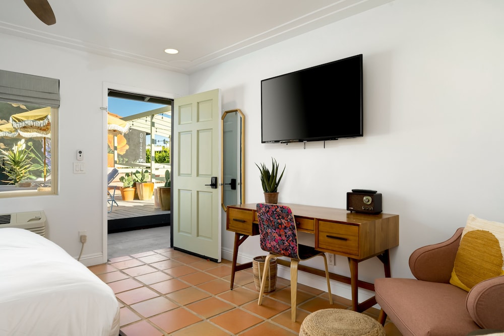 Fleur Noire Hotel 21 and Over - photo 30
