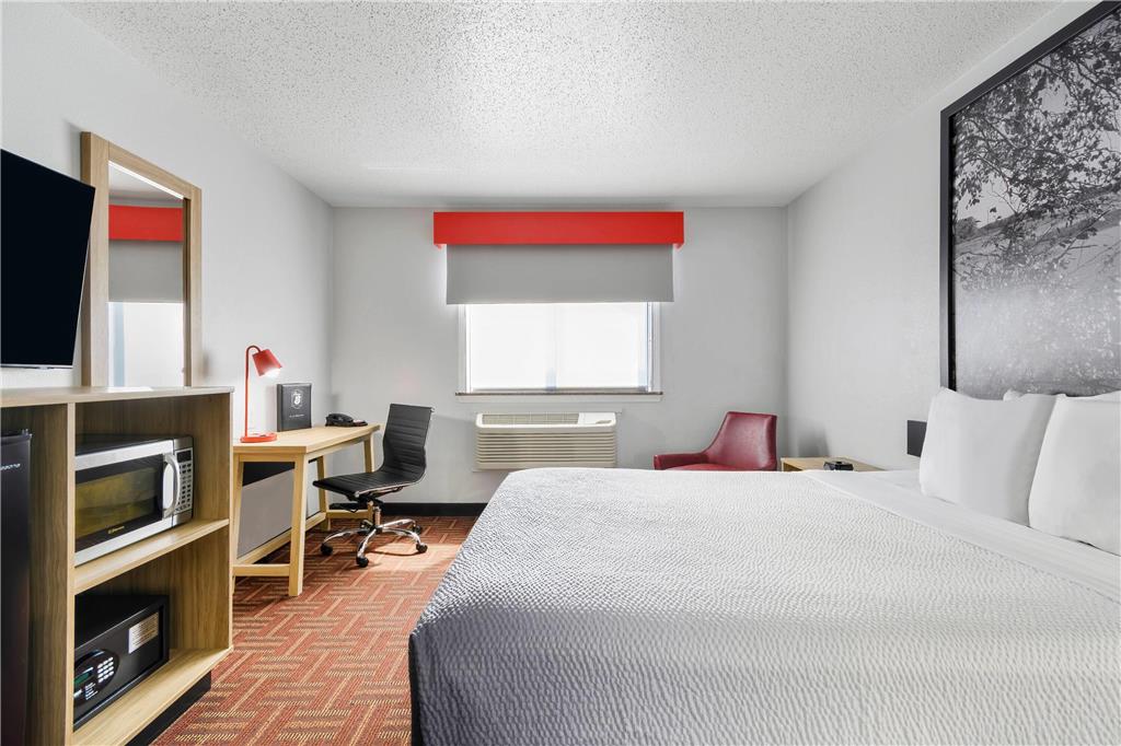 Super 8 by Wyndham Eveleth - photo 38