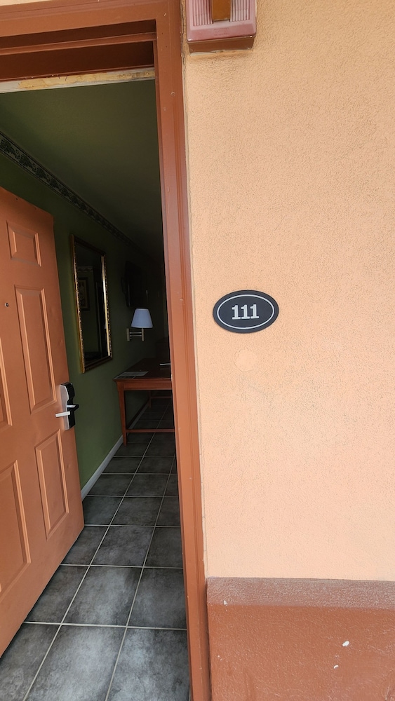 Benbrook Inn & Suites - photo 4