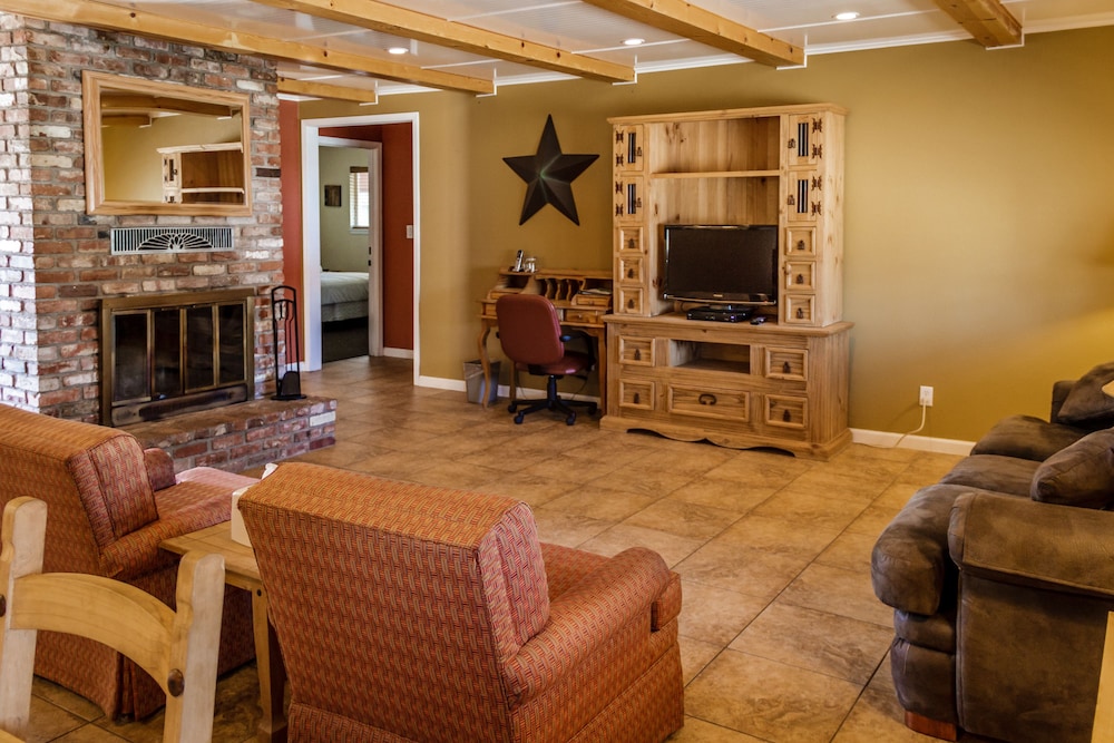 Charm Motel & Suites - photo 9
