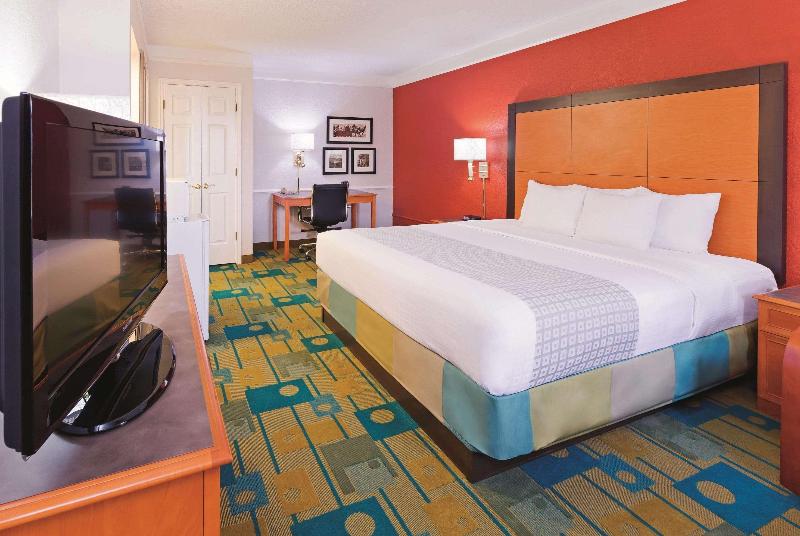 Baymont by Wyndham Lubbock Downtown Civic Center - photo 4