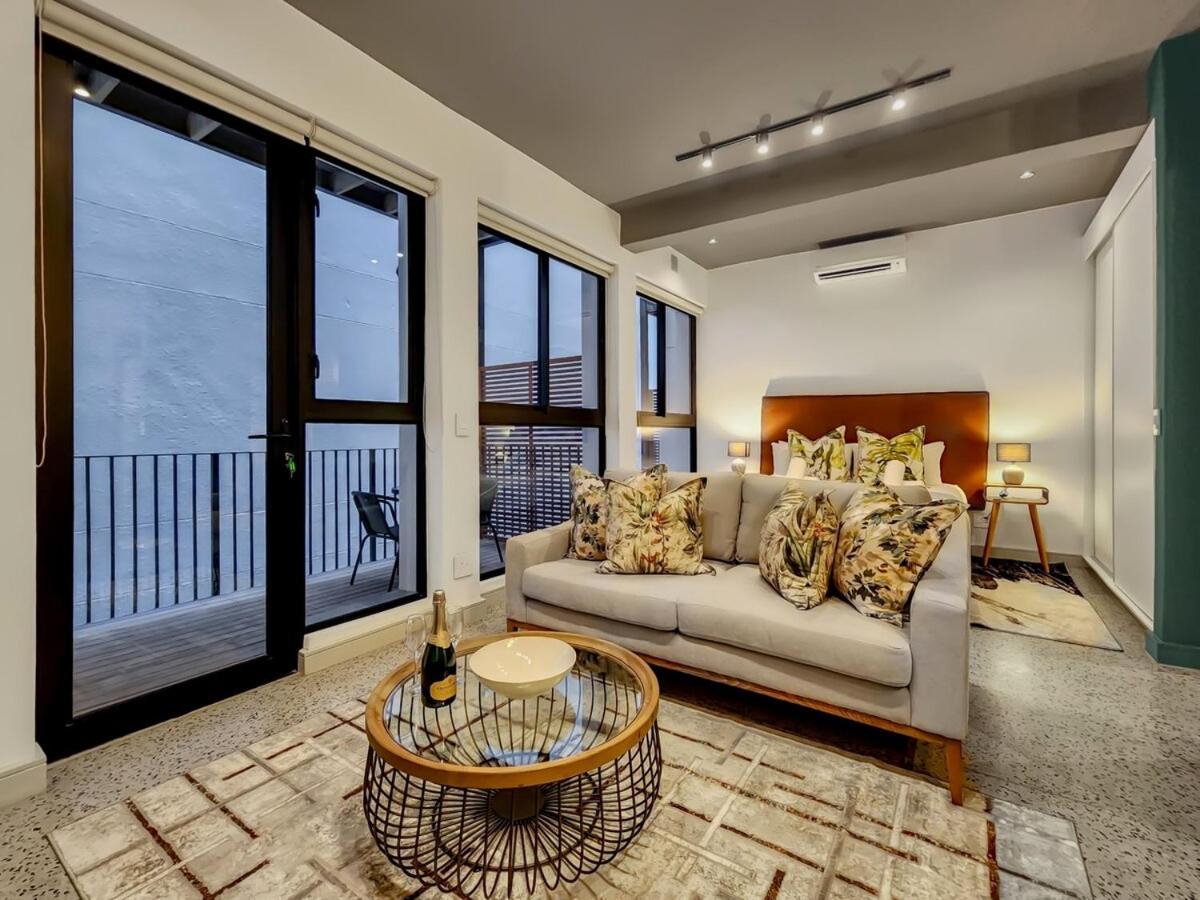 Upmarket and Stylish Apartment With Rooftop Pool.