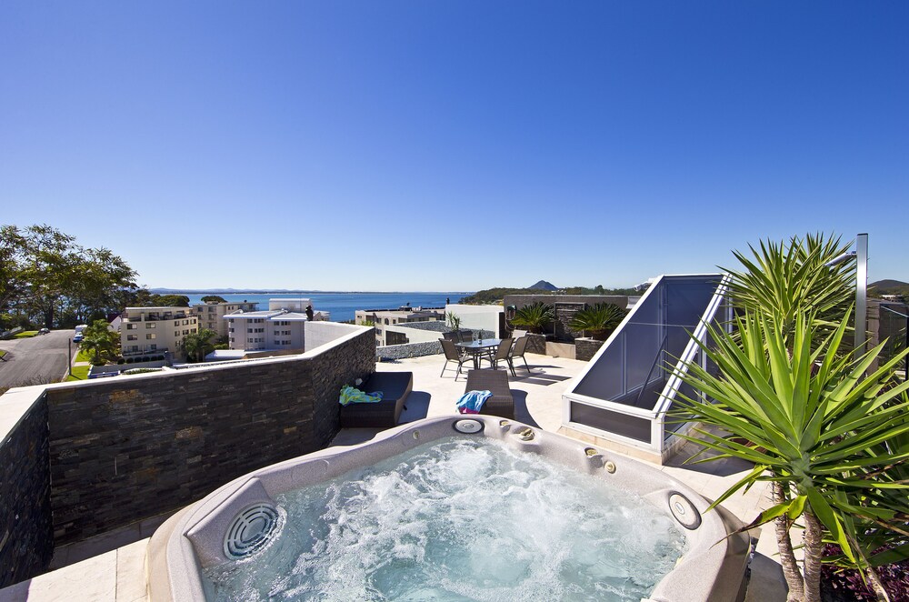 Harbourview Penthouse — 4-Star Luxury Hotel in Nelson Bay, Australia